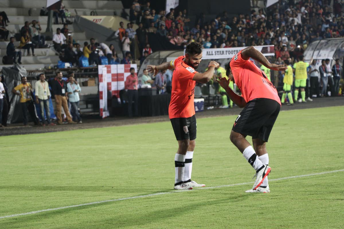 AllHeartFC's tweet photo. Love this Dab from skip @imVkohli during Celebrity Clasico in 2017.
🙅🙌☺
#ThrowBack https://t.co/NsCyiGqPxf