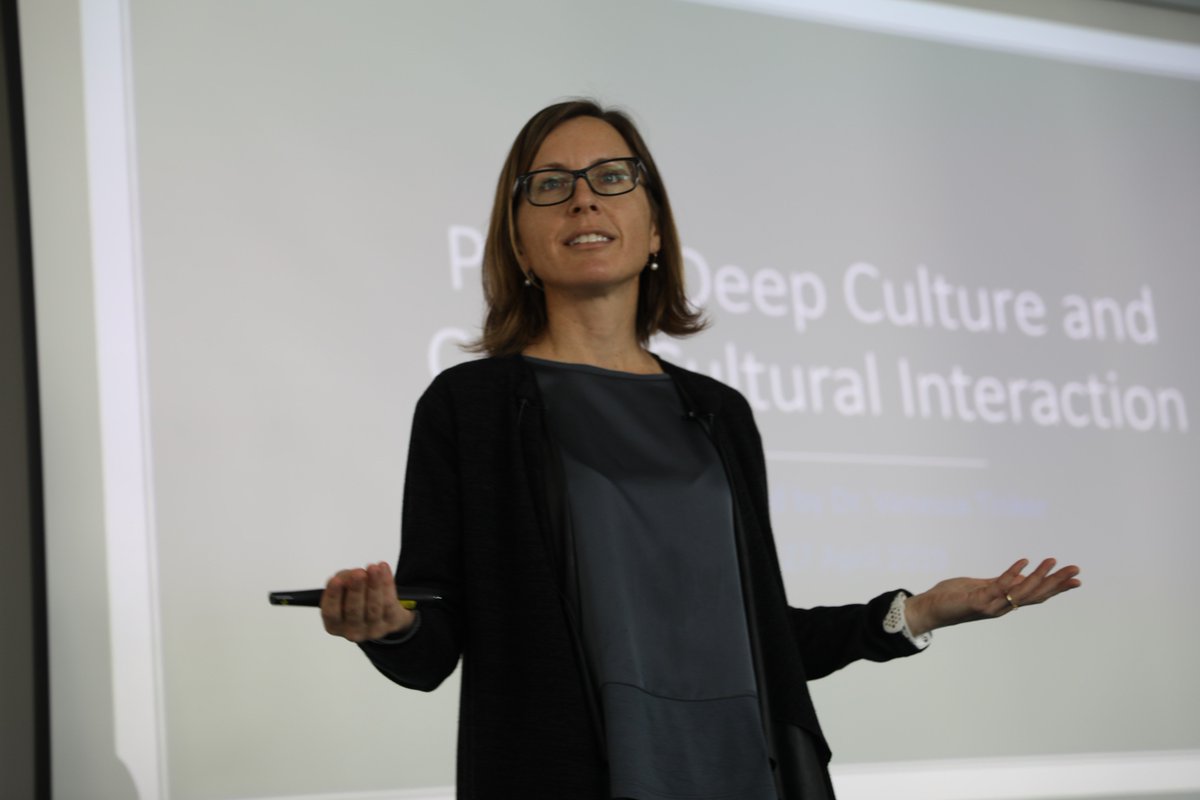 Bu hafta ilk konuğumuz Dr. Vanessa Tinker '#DerinKültür ve #KültürlerarasıEtkileşim' başlıklı konuşmasında kültürün içinde yer etmiş derin özelliklerin, sözsüz iletişim ve beden dilinin farklı kültür ve davranışları anlamak için önemli faktörler olduğunu belirtti.
#kda @yeeorgtr