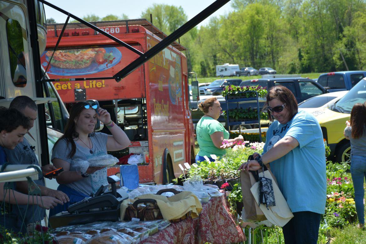 Explore handmade, homemade, and vintage treasures at @BeachavenWine during the Clarksville Vintage Fair today from 11 a.m. to 5 p.m.! bit.ly/2UXIfXm