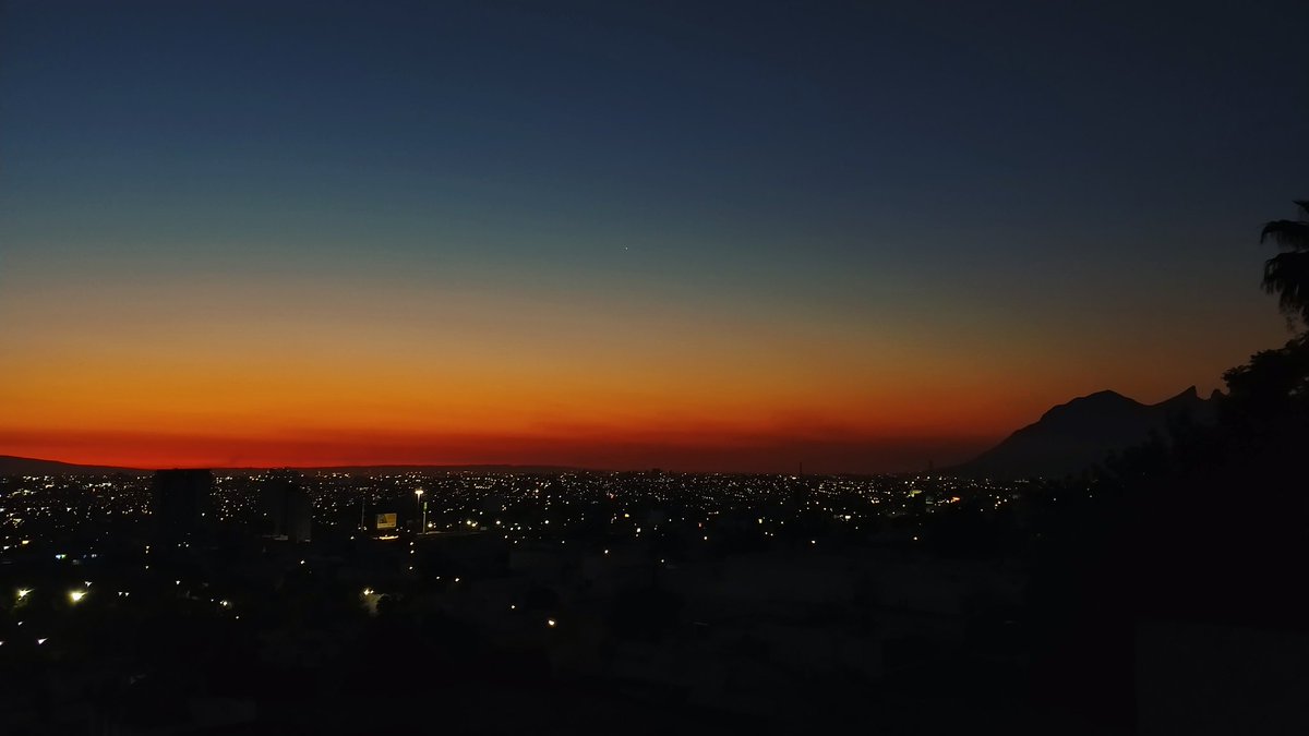 #Dawn #Monterrey #Mexico
.
#CerroDeLaSilla 🇲🇽 #postalesdenl #shootandshare #canonphotos #photography #canon #photooftheday #VisitMexico