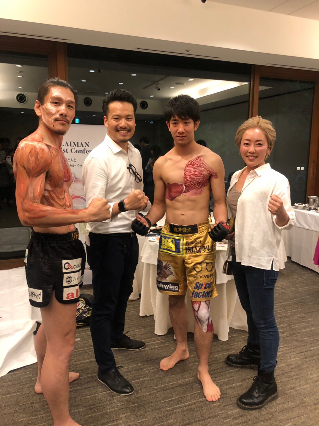 Twitter 上的 今野 顕彰 Akira Konno 医療への貢献 株式会社laimanさんのカンファレンス の懇親会で急所の見える化 ライブペインティング 病院の外科部長様や大学の先生など多くの方に体の説明やペイントに参加して頂けました ありがたいです 格闘家