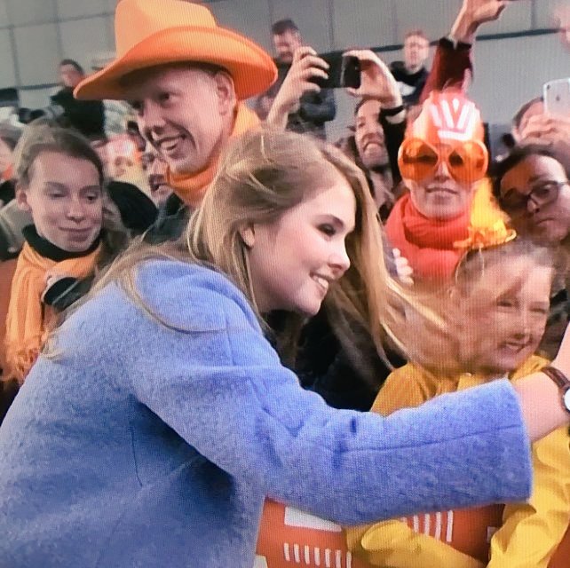 Elsschot🌍🇳🇱🇪🇺 🇺🇦 (@marcelbar8) on Twitter photo Tjonge, wat een mooie stralende #Amalia (15) - prachtige foto! 
#koningsdag #koningsdag2019 Tjonge, wat een mooie stralende #Amalia (15) - prachtige foto! 
#koningsdag #koningsdag2019