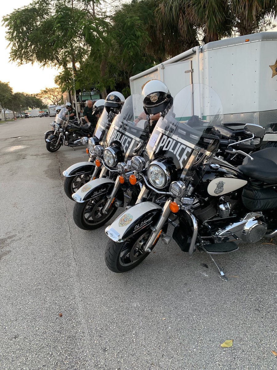 ‪It’s a beautiful #SaturdayMorning as Sgt Schafer, Ofc Kennedy & Ofc Frank begin the competition portion of the Southeast Police Motorcycle Rodeo. They even found some familiar friends from @SarasotaSheriff 😉 Good luck, gentlemen! #Sarasota #LESM #ThinBlueLine ‬