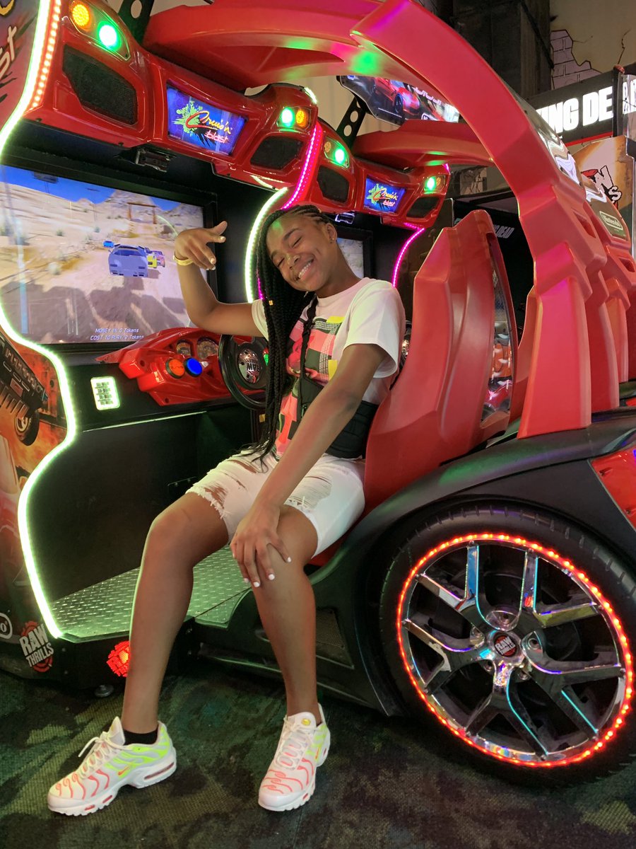 yoyarnie's tweet image. #gradbash2k19