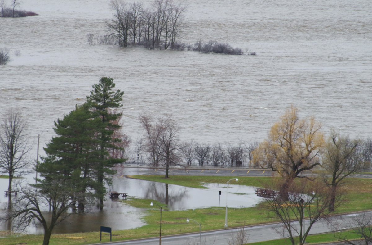 LyneAKADenyse's tweet image. Well, it's official. Bate Island is now closed as well as the Champlain parking lot at Island Park and SirJAM.
The paths on both sides of the SirJAM are also closed. Here are pictures of yesterday and this morning, 24 hours apart. @BlacksWeather @JLeiper @CBCOttawa