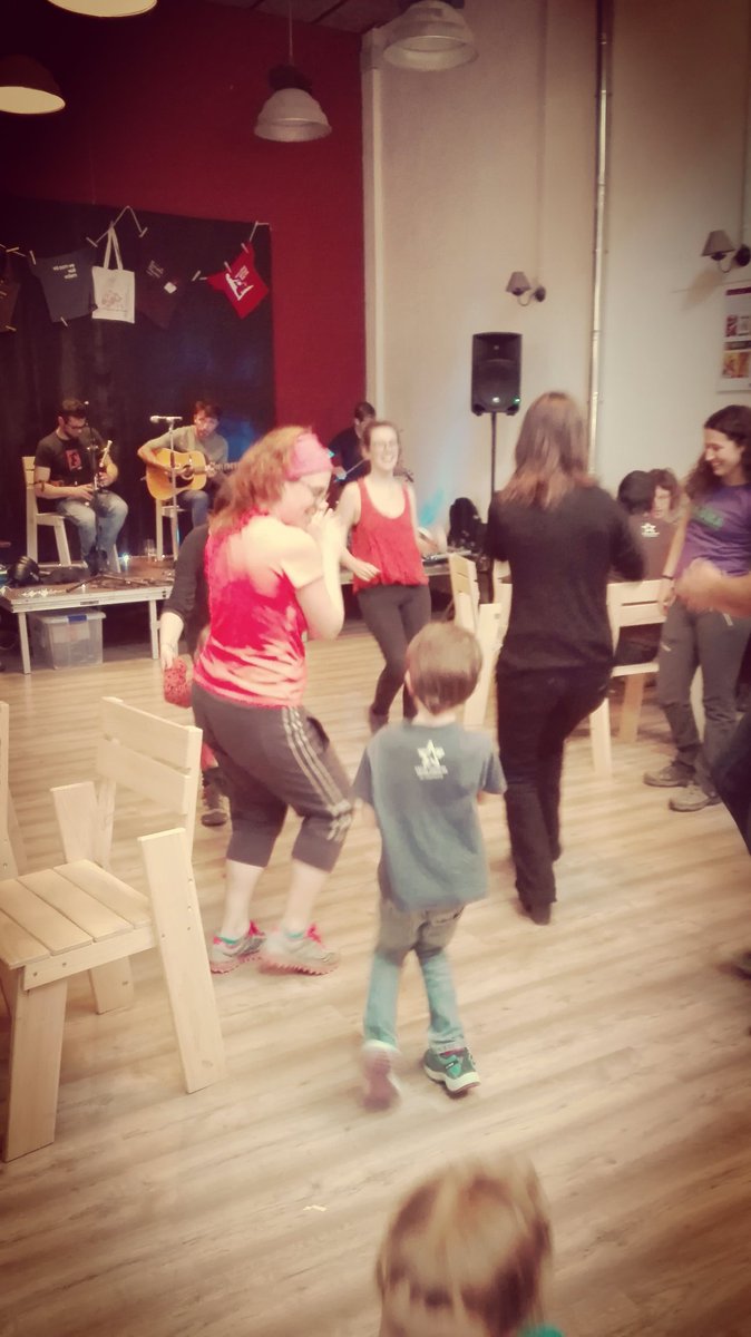 Consumir música i cultura també és responsebilitat de totes! Avui ho estem gaudint amb el grup de Folk FAR!!!!