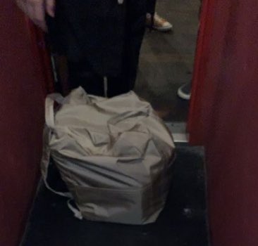 親友がレコードバッグを紛失してしまいました。
(添付写真のバッグです)
時間は今朝4/27(sat)9:00-11:00。
恐らく池袋〜椎名町の間です。
申し訳ありません。
どんな情報でも構いませんので心当たりのある方はご連絡をお願い致します。