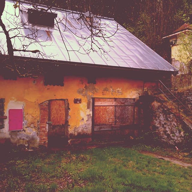 StillerBooks's tweet photo. Echt nicht viel Anstrengung nötig, um hier in Krimistimmung zu kommen XD // Doesn't take a lot to get inspired for #writing #crime fiction hereabouts...
.
#StillerBooks #writingcommunity #IndieApril #travelling #creepy #authorslife #amwriting #alps #Alpe… https://t.co/Wobat12wrT https://t.co/QYf44h2YlA