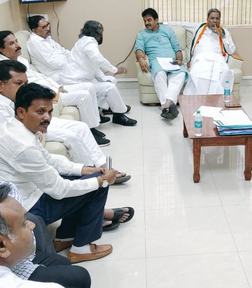 siddaramaiah's tweet photo. Attended a meeting in KPCC office to discuss about the upcoming assembly by-elections. Shri. @kcvenugopalmp, Shri. @DrParameshwara, Shri. @eshwar_khandre, Shri. @dineshgrao &amp; others were present. https://t.co/sqWCHO4MZs