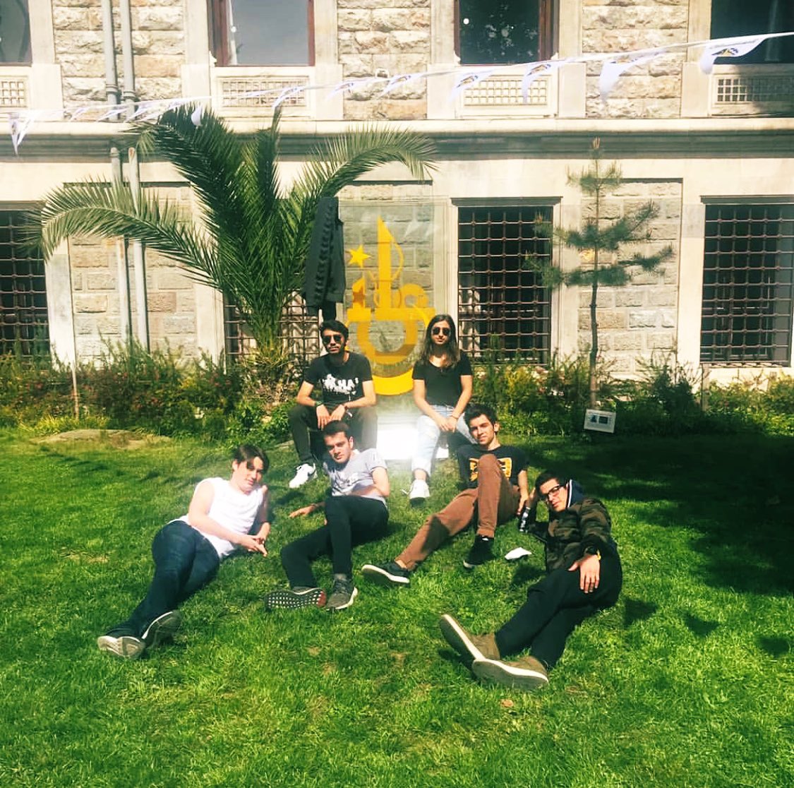 Gençler baharın keyfini sürüyor... 
☀️🖤💛🌴🐿🌸