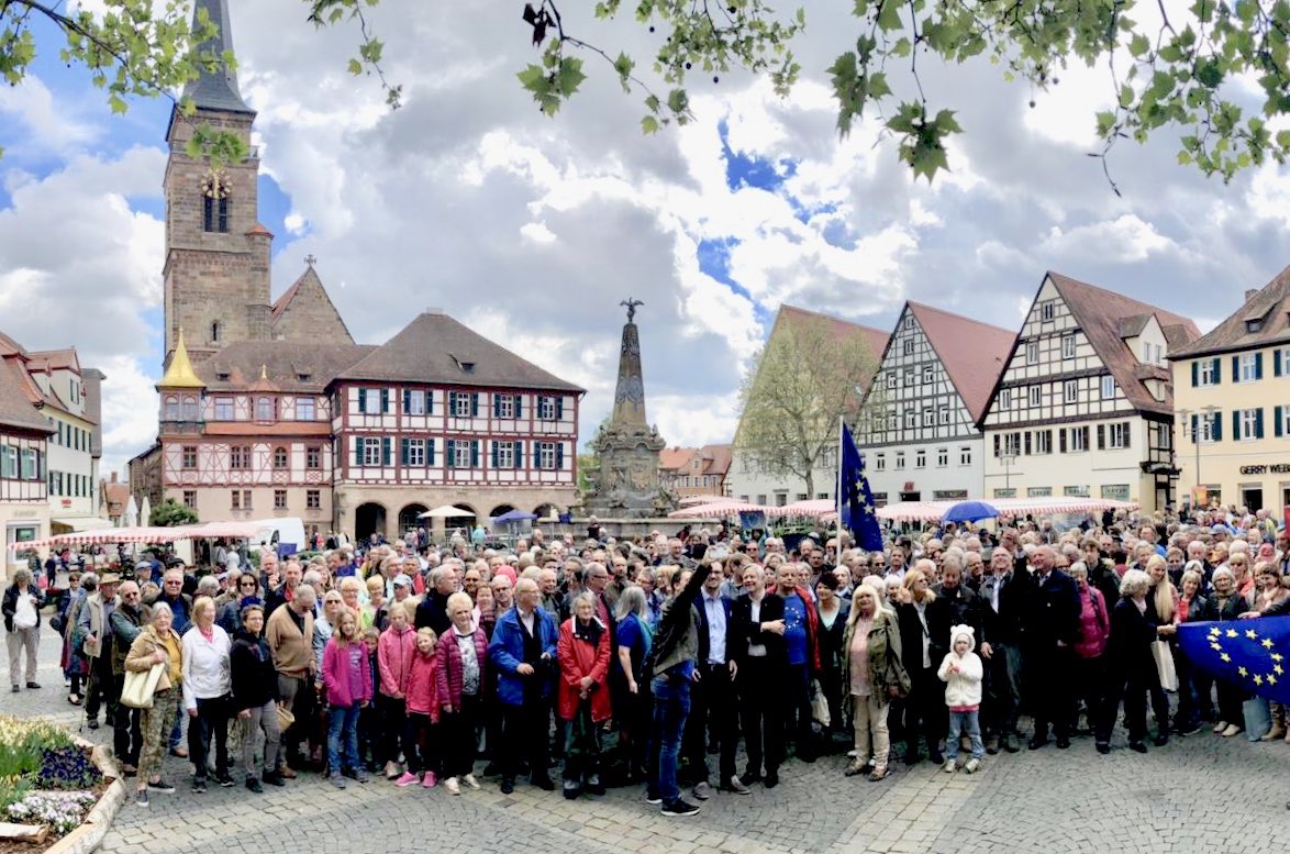 Karl Freller On Twitter Beeindruckend Und Parteiubergreifend Hunderte Von Schwabacher Burgerinnen Und Burger Trafen Sich Am Marktplatz Zu Einem Riesigen Gruppenfoto Um Pro Europa Und Fur Eine Hohe Wahlbeteiligung Am 26 Mai