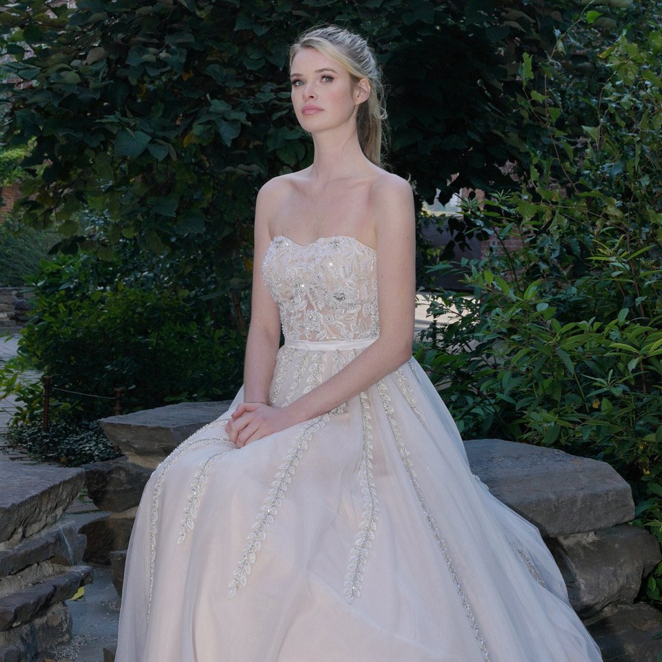 What fairytale are you dreaming of this weekend?
🏰2065👸
#colorsdress #instafashion #prom #promdress #promdresses #fairytale #weekend #ballgown #beautifuldress #fairytaledress #princessgown #princessdress #promseason #prom2019 #prom2k19