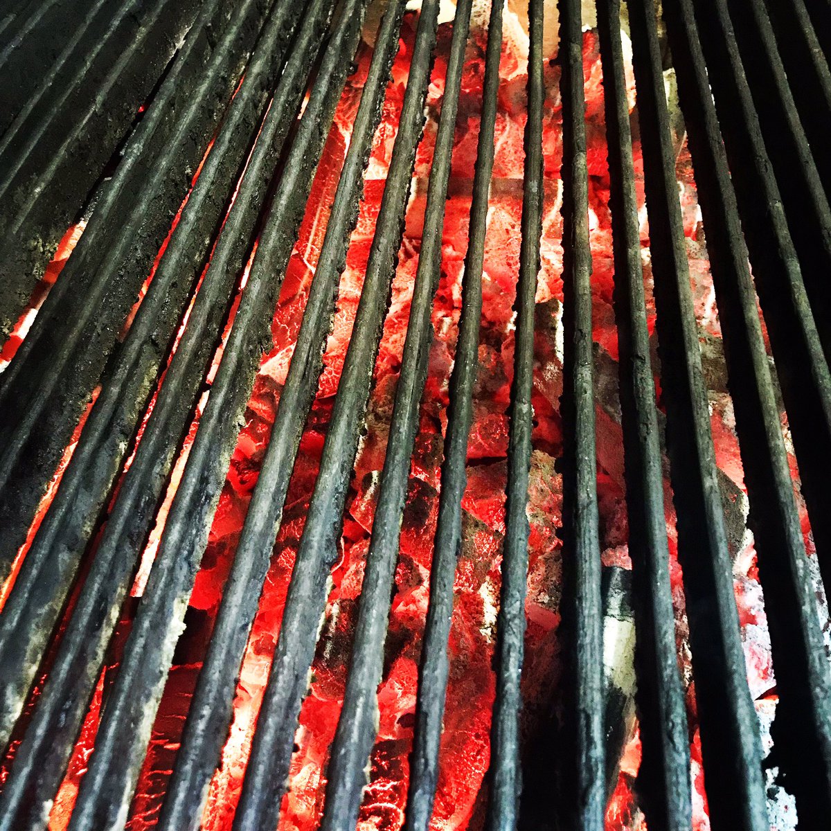 AHTBurger's tweet photo. It’s not BBQ weather 😭Don’t worry, we will light ours for you tonight 😊Open at 5 for delicious, quality 🍔 #charcoal #bbq https://t.co/vtFWqvSRNr