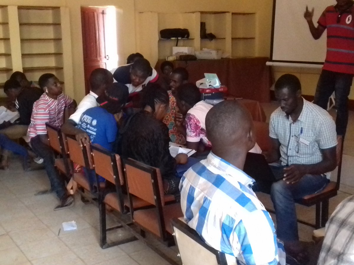 Traveler_GN's tweet photo. Travaux de groupe en "#Remue_méninges" ou #brainstorming avec #CITACT
#InvestirEnNous @CITACT @224TwiitterUp @villageois2_0 @cecoje_labe #Entreprenuer https://t.co/2G78pS9siz