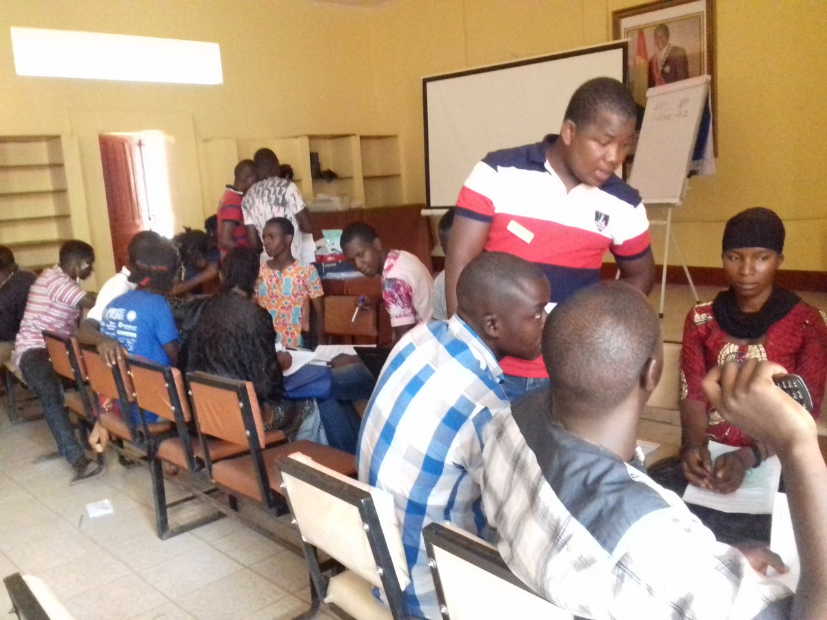 Traveler_GN's tweet photo. Travaux de groupe en "#Remue_méninges" ou #brainstorming avec #CITACT
#InvestirEnNous @CITACT @224TwiitterUp @villageois2_0 @cecoje_labe #Entreprenuer https://t.co/2G78pS9siz