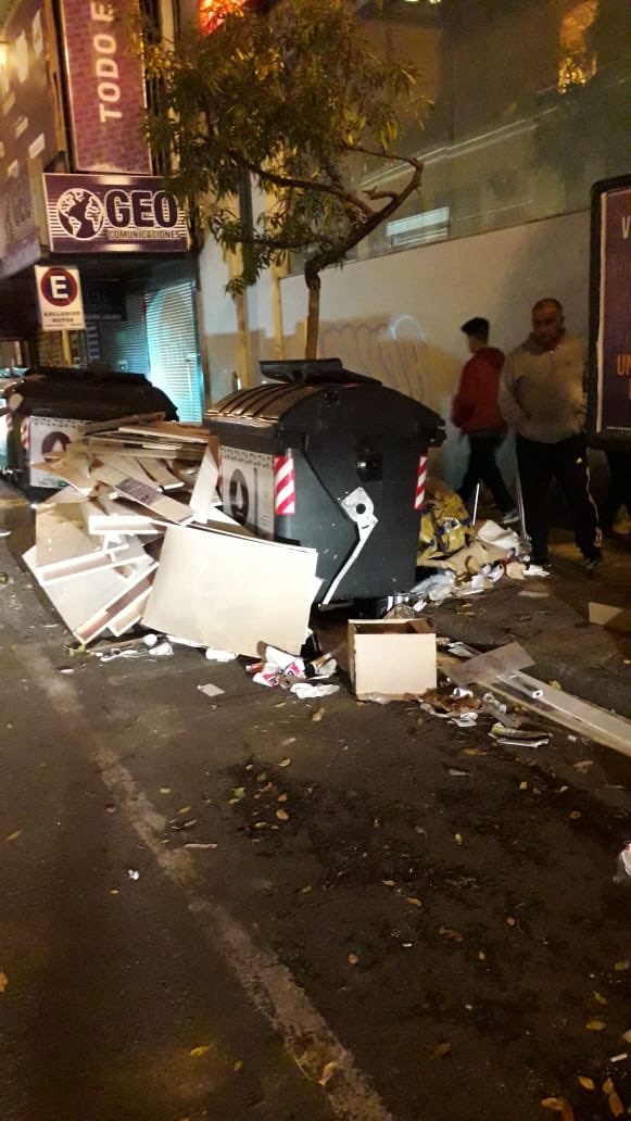 MuniCba's tweet photo. Te pedimos que denuncies al 101 cuando veas que personas dañan contenedores o ensucian indiscriminadamente la vía pública. Esto sucede en el centro de la ciudad. Ayudanos a tener una ciudad limpia y sustentable. https://t.co/tPEwjiGrS9