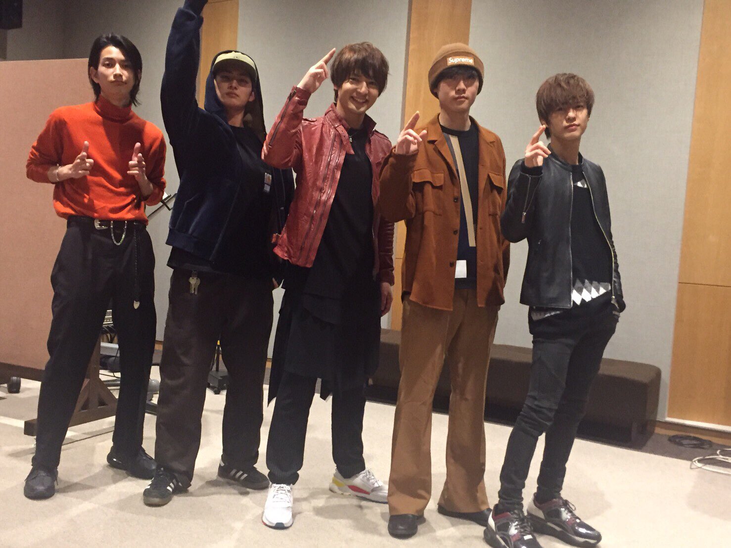 押田岳 明日は33話 響鬼編 ウォズさん遊んでますよぉ ゲストは中村優一さん 川口真五さん そして 僕の事務所の 野田理人も来てくれました 音撃斬 雷電激震 アフレコでのアドリブしびれました T Co 4jqubgtdt0 Twitter