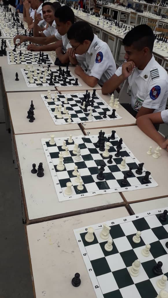 EJB_LIMIZAMORA's tweet photo. El @EJB_LIMIZAMORA  desde el liceo Delgado Chalbaud " el #limizamora participo en el "Simultánea de Ajedrez" (Práctica y Ensayo) @luiscaseres3 @direducejb @MPPEDUCACION @CircuitoFTiuna @psuvaristobulo https://t.co/IGcnARKt2q