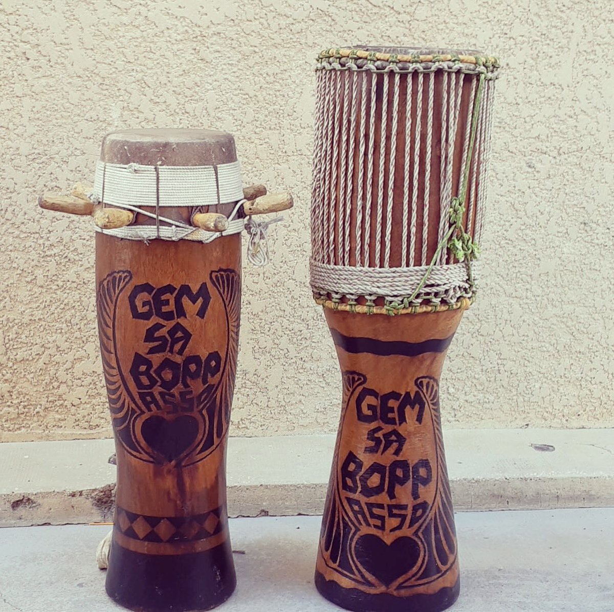 Gem_Sa_Bopp's tweet photo. Sabaru Gëm Sa Bopp... Un Nder, un Tchôl, les premiers #sabars de #Gëmsabopp. Prêts pour nos #workshops, #conférences et #tanebeer.
Made by #singsing family. https://t.co/Nh5ZLAHE9x