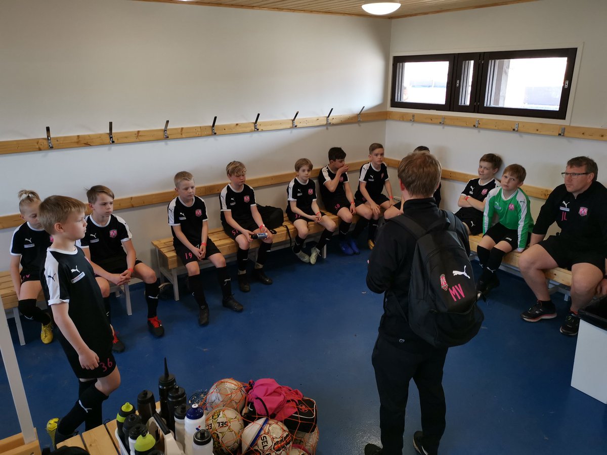 FCKP08's tweet photo. #Peljmiescup ekan päivän pelit pelattu. Hyvää tekemistä. Saldona kaksi voittoa ja yksi tappio huikean trillerin päätteeksi isäntiä vastaan 2-1. Sija 2. alkulohkossa ja huomenna jatketaan pelejä sijoista 1-8. #junnufutis #fckirkkonummi https://t.co/N68F3lJu0D