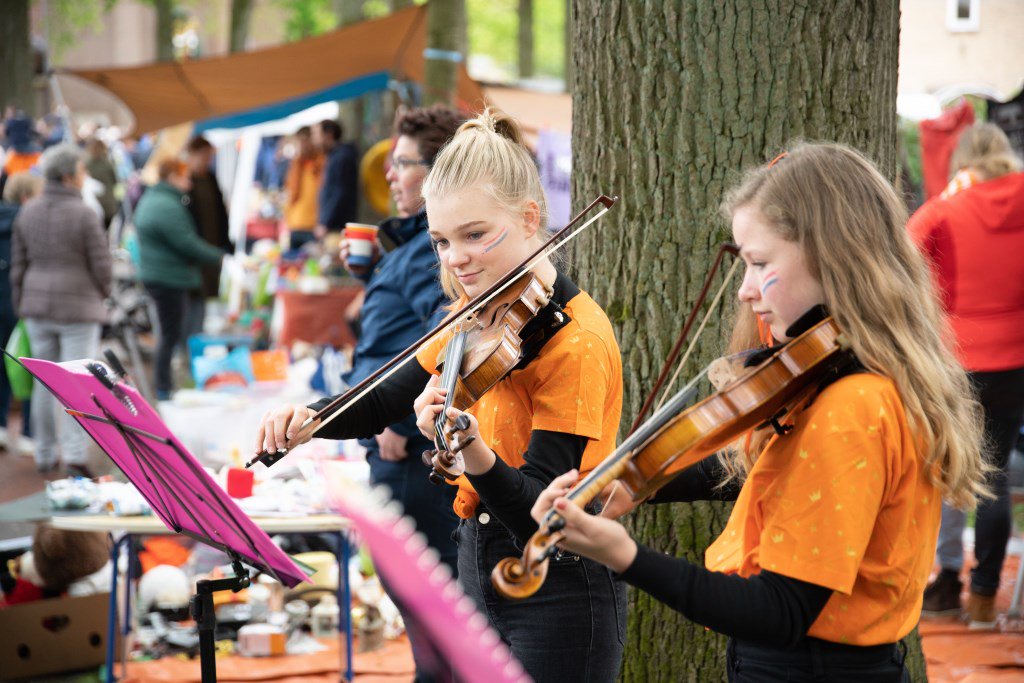 Gezellige Koningsmarkt in Driebergen DRIEBERGEN De jaarlijkse Koningsmarkt in Driebergen werd ook dit jaar druk bezocht. Het begon regenachtig, maar gedurende de dag konden de paraplu's opgeruimd worden en de... twib.in/l/zKjKMKbozxzp