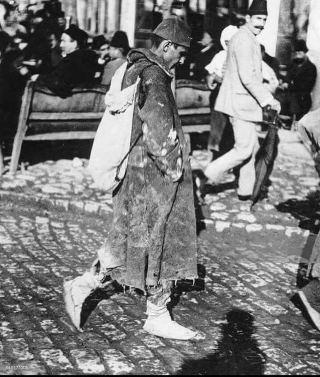 Çok üzücü bir fotoğraf.

Balkan Harbi bozgunundan dönen bir askerimiz yürüyerek Beyoğlu'ndan geçiyor, arkada bol sohbetli bir hayat akışında devam ediyor...