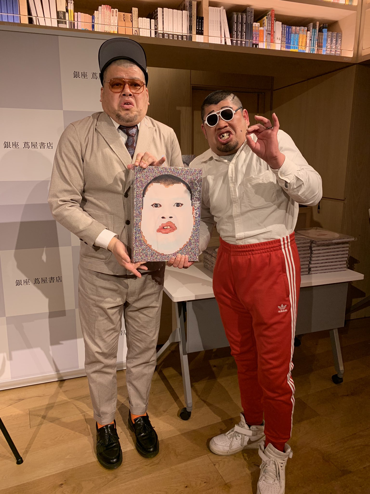 くっきー 似のパパ En Twitter 野性爆弾くっきーさんと くっきー似のパパが 対面しました 本物と偽物ツーショットです 野性爆弾 川島邦裕 野性爆弾くっきー くっきー 肉糞太郎 よしもと お笑い芸人 くっきー似のパパ くっきーものまねシリーズ