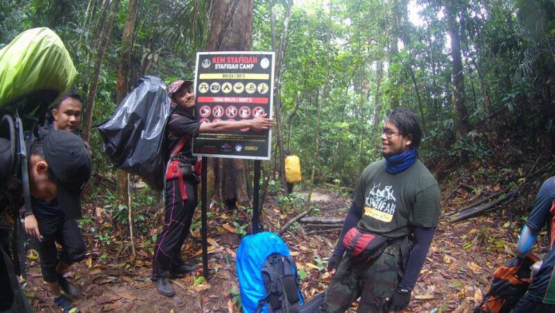 johnsuraya's tweet photo. dulu pantang orang hajak hiking asyik on saja😆
kalau nak tahu ni la trek paling mental setakat yang terekod lebih 50 ekoq pacat bagi diri aku saja.
laluan nya orang asli pon tak lalu dan paling bodoh keluar je pintu rimba starting point tengok orang asli naik moto
#g7
#korga https://t.co/LJfcMD6OgQ