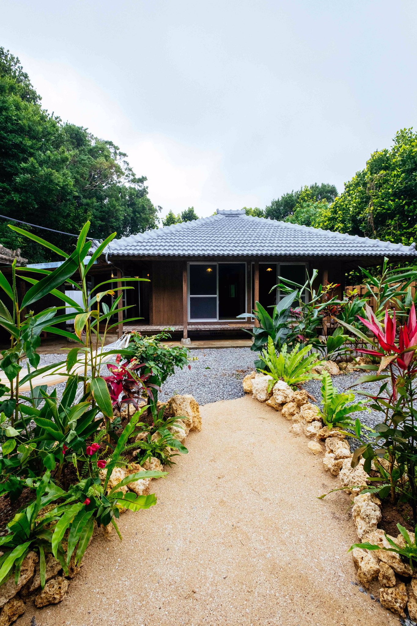 Chulaminka 古民家貸別荘 Chulaminka 美ら民家 沖縄瀬底島の瀬底ビーチ近く アプローチは沖縄の植物で T Co 1tt4l1ewi0 Twitter