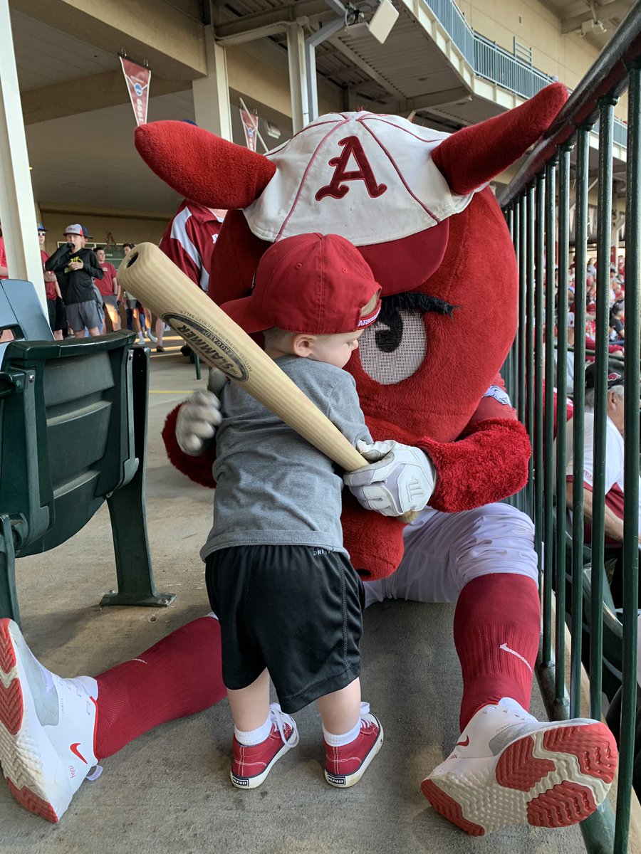 AnnMomographer's tweet photo. What Hudson loves most about being a hog fan, is the mascots and concessions! #typicalboy #ThisIsBaseBall #OmaHogs @Ribby_UA @SpiritSquadsUA @RazorbackBSB https://t.co/ncTO1jqcZj