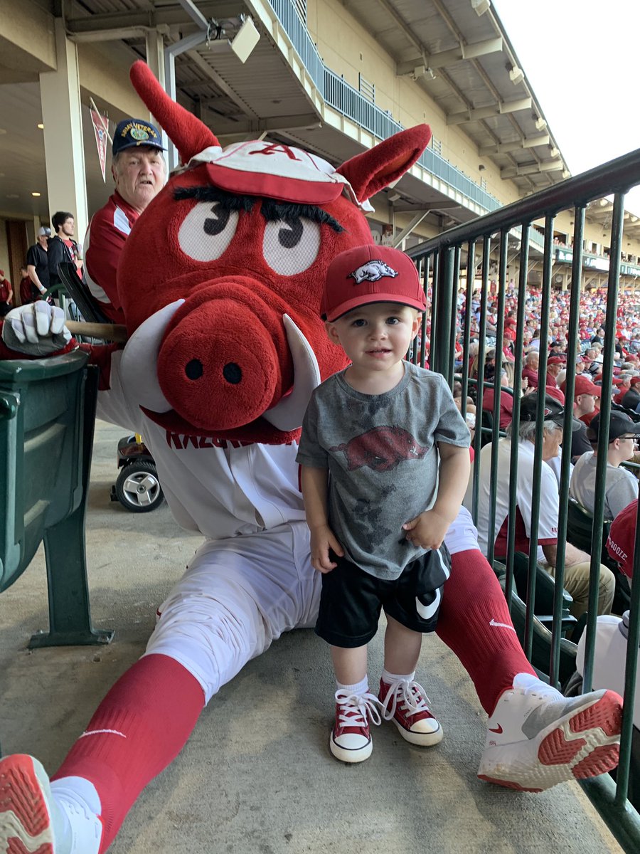 AnnMomographer's tweet photo. What Hudson loves most about being a hog fan, is the mascots and concessions! #typicalboy #ThisIsBaseBall #OmaHogs @Ribby_UA @SpiritSquadsUA @RazorbackBSB https://t.co/ncTO1jqcZj
