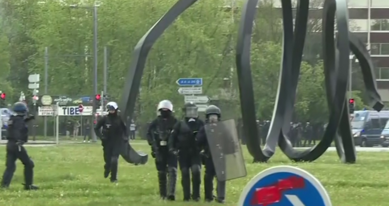 pauvreencolere's tweet photo. #RT
RT
à #Strasbourg çà vas çà vient
quelque millier d #giletsJaunes aurait bien besoin D #renfort
du #Neuhof 1+2 #banlieue
#Stockfeld et la #Ganzau/#laganzau
Strasbourg
#quartier #citée
#macitéeVaCraquer
Face à vermine #capitaliste faut êtreUNI
#acte24/#ACTEXXIV #GJ #pointManif https://t.co/VmfhoFeoH3
