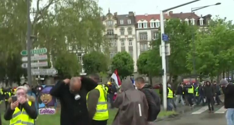 pauvreencolere's tweet photo. #RT
RT
à #Strasbourg çà vas çà vient
quelque millier d #giletsJaunes aurait bien besoin D #renfort
du #Neuhof 1+2 #banlieue
#Stockfeld et la #Ganzau/#laganzau
Strasbourg
#quartier #citée
#macitéeVaCraquer
Face à vermine #capitaliste faut êtreUNI
#acte24/#ACTEXXIV #GJ #pointManif https://t.co/VmfhoFeoH3