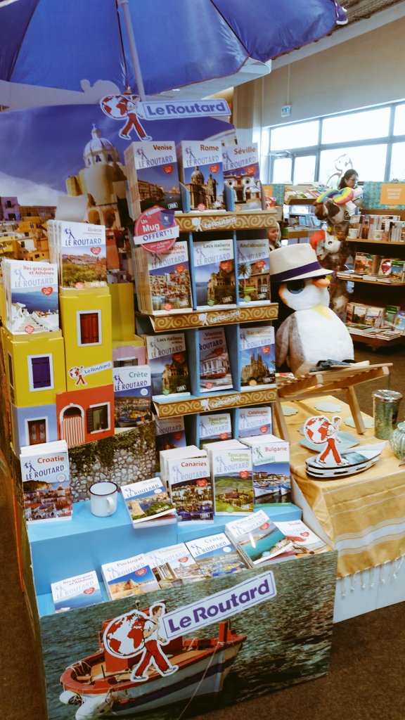 CaroleForn's tweet photo. Ça sent bon les vacances au @furetdunord d Englos avec plein d'idées de voyages en suivant le @GuideDuRoutard et divers articles  pour vous accompagner comme de jolis carnets, de ravissants sacs à dos etc... Il y en a pour tous les goûts ! https://t.co/IsyBCwB1Zn