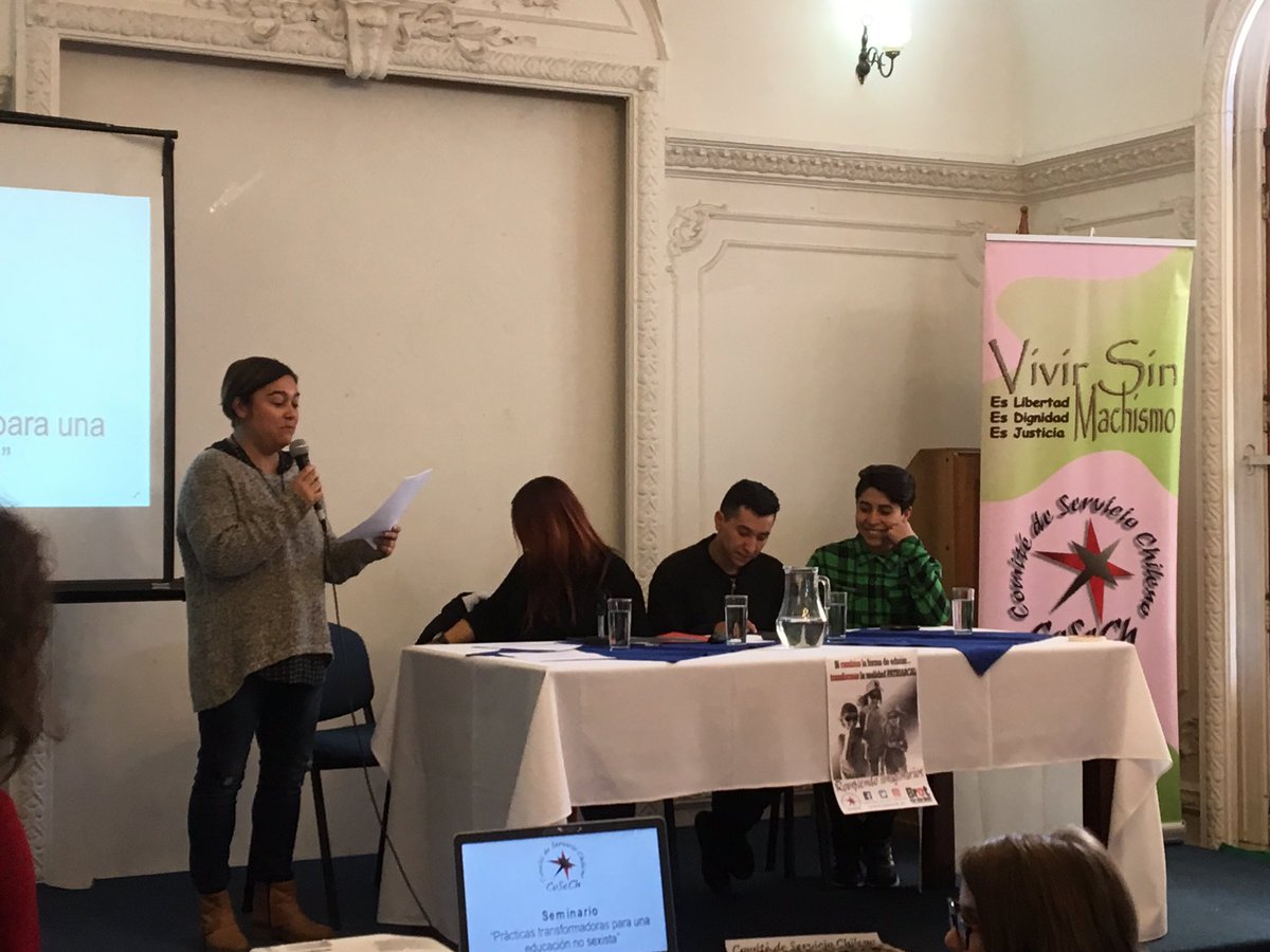 C_CoSeCh's tweet photo. Primera mesa: Elizabeth Llanquinao profesora d filosofía del #INBA expone por Red de docentes feminista @redofem y Axel y Sandro estudiantes y activistas de la Secretaría de Masculinidades y sexualidad #SEMASEX INBA #CurriculumOculto y el sexismo oculto en las prácticas escolares https://t.co/AQ6m7bkeQC