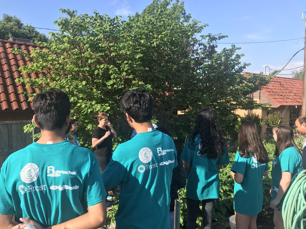 MsRaheelaShaikh's tweet photo. Hard at work, supporting The Coppell Community Gardens! @NewTechCoppell @antraasa #nthcEmpower #DoitfortheDAY https://t.co/8wKVM1ND4A