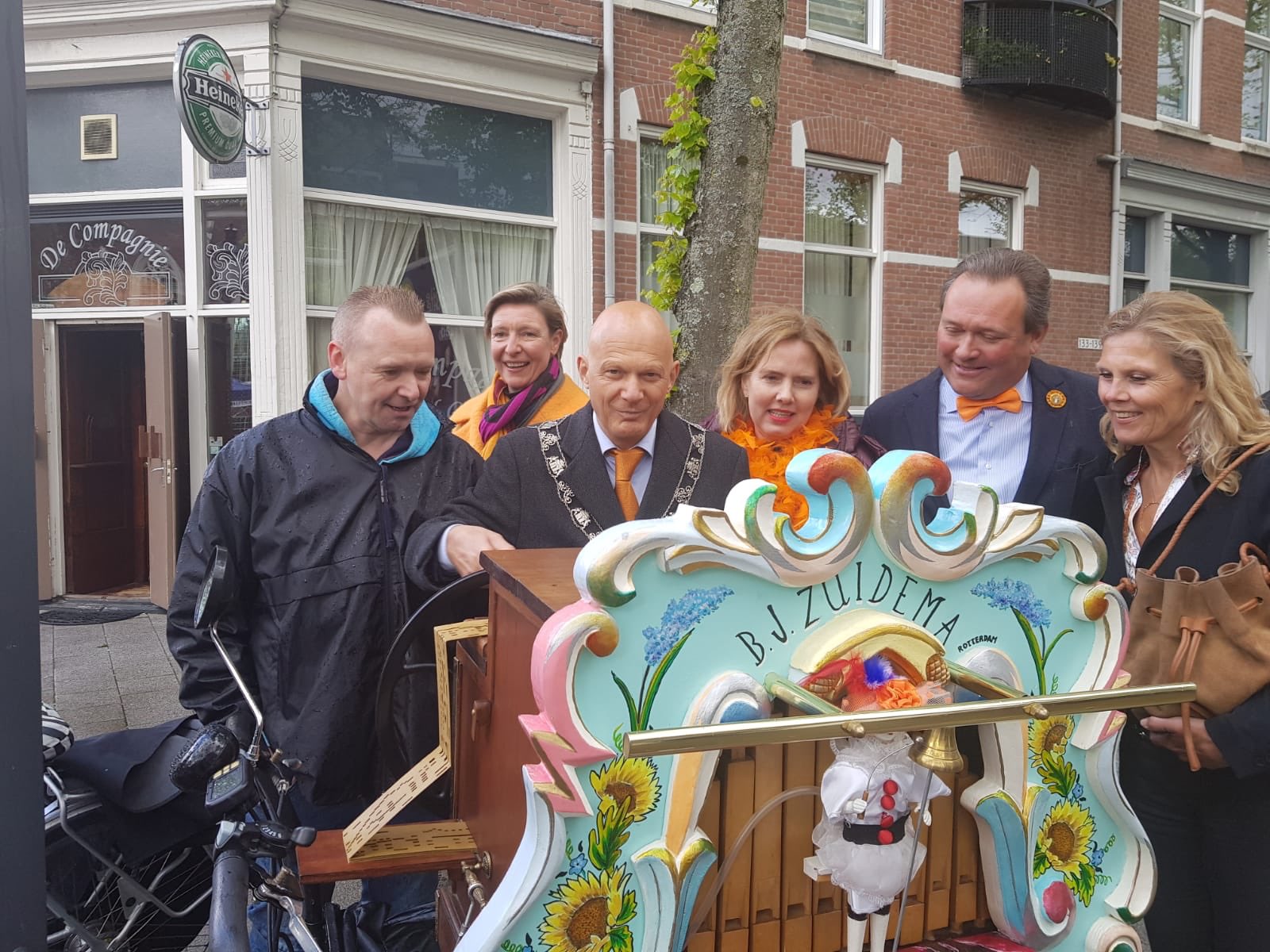 Bert Wijbenga No Twitter Rotterdam Viert Koningsdag En Vooral In De Wijken Is Het Feest Mooi Om Met Bestuur Oranje Comite Vandaag Door Charlois En Liskwartier Te Gaan En Wat Gaaf Hoe Bewoners