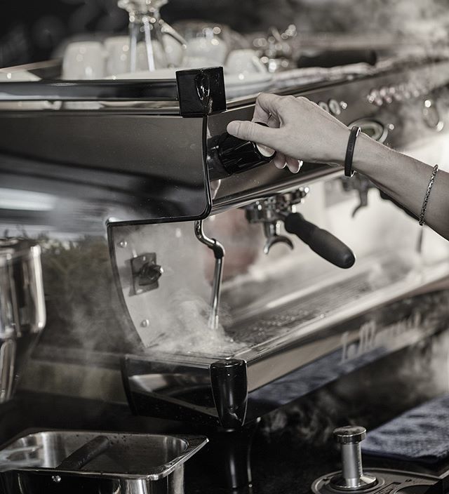 lamarzocco's tweet photo. A nice cappuccino made on the GB5 anyone?
#startyourweekendoffright
#lamarzocco https://t.co/S3HsrDsfWJ https://t.co/TsqPOTc5Uy