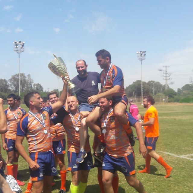 יש דאבל!! Tel Aviv Rugby Club - מועדון רוגבי אס"א תל אביב מנצח בגמר הגביע(15s, גברים) 11-18 את יזרעאל גלבוע רוגבי - Yizreel Rugby Club .
אוהד ראובני עם שני טריים בת"א, וגיא גולדין שתי בעיטות המרה. 
עונה חלומית לאסא תל אביב שדהרה לדאבל אחרי החזרה של המאמן… bit.ly/2LhegFk
