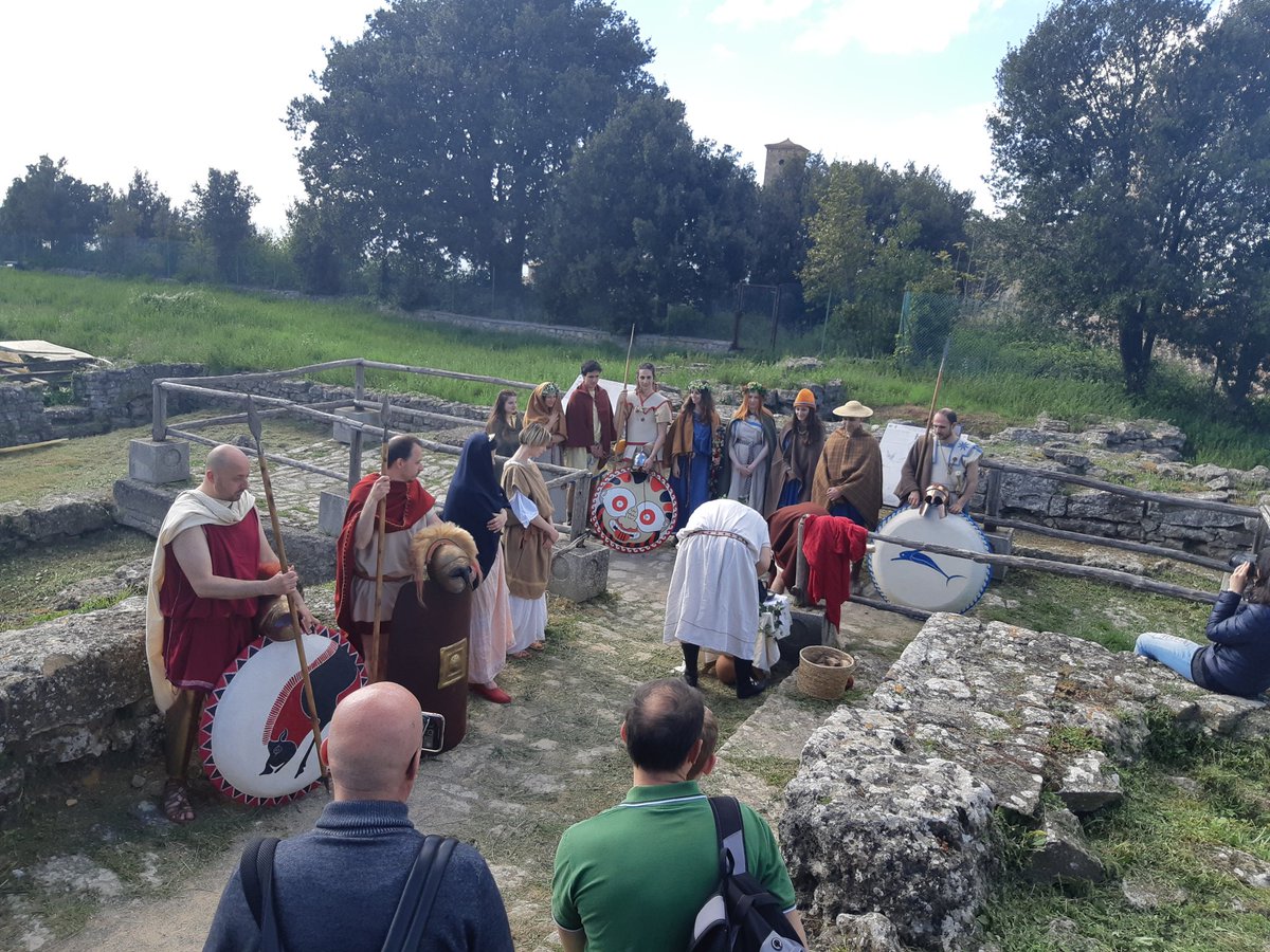 #Live da #Tyrrhenikà: i ricostruttori si preparano per la cerimonia finale all'#Acropoli di <a href="/ComuneVolterra/">Comune di Volterra</a> #MiRasna #reenactment #etruschi