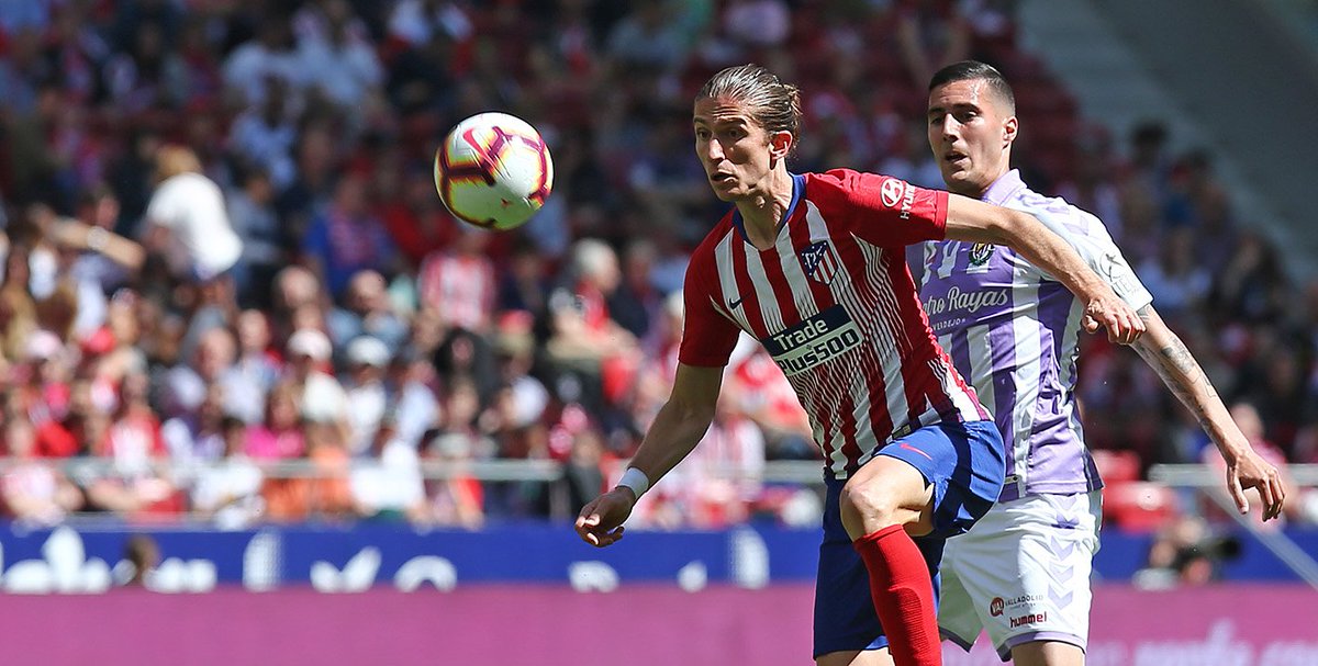 Filipe busca un balón ante Guardiola (Foto: ATM).