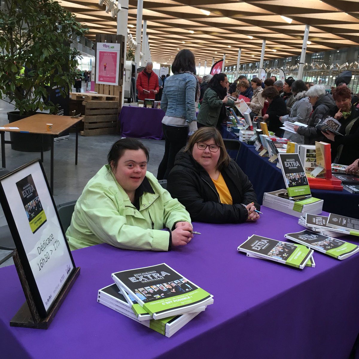 restoLeReflet's tweet photo. Séance de dédicaces #JourdeFeteauMin de Pauline et Marie Noellie pour le livre #restoextra au stand de la @LibCoiffard jusqu’à 17h ! https://t.co/8wyFAr0uVT