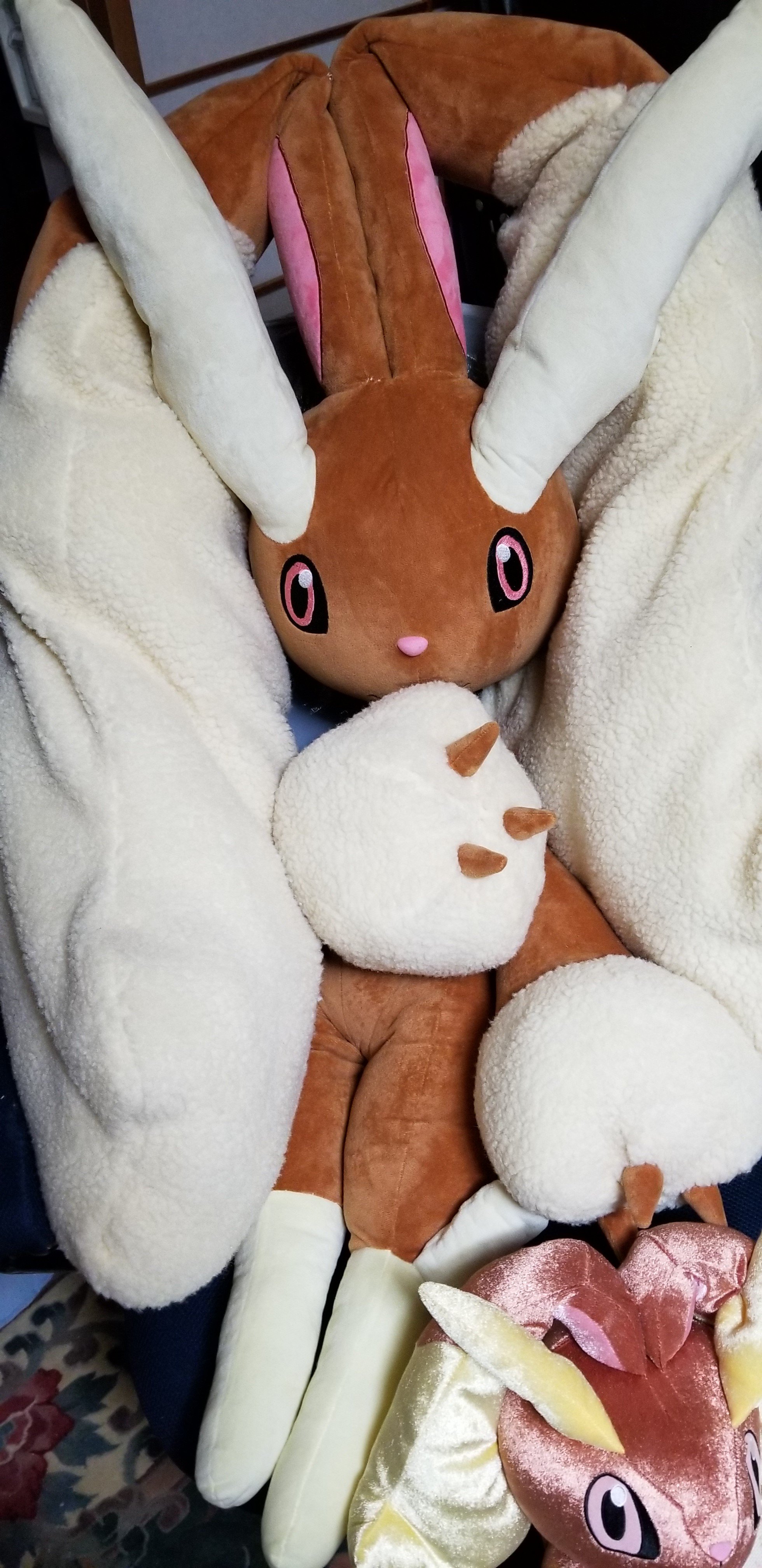 エサルミ ミミロップ大好き グッズの一部を紹介していくよ まずはぬいぐるみから ミミロップは公式からあまりグッズが出ないです 四枚目は公式 一枚目は 作ってもらった等身大のぬいぐるみ 本物同様1cmあります 勿論抱き心地最高 今度はメが