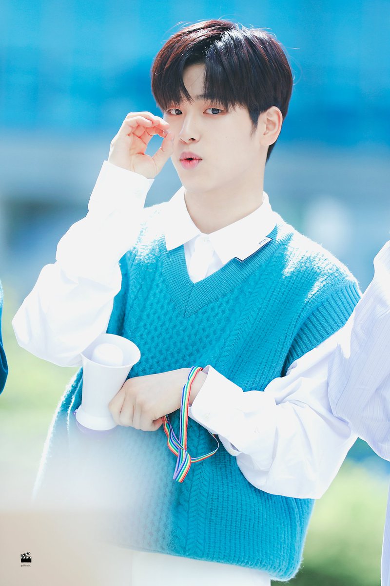 SStealer_'s tweet photo. 190427 음중 미니팬미팅

승환이 영어 이름 혹시 Lovely야?🤣

#이승환 #원더나인 #1the9 https://t.co/bedLMXIPUs