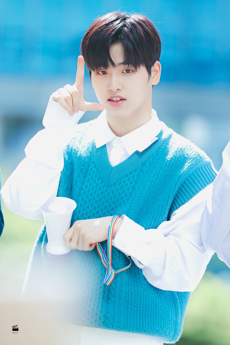 SStealer_'s tweet photo. 190427 음중 미니팬미팅

승환이 영어 이름 혹시 Lovely야?🤣

#이승환 #원더나인 #1the9 https://t.co/bedLMXIPUs