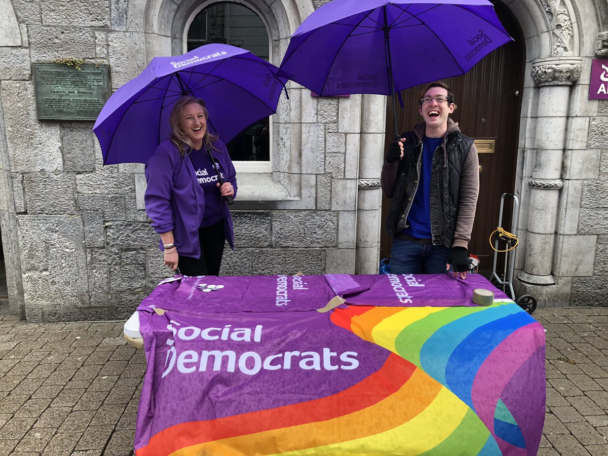 GalwayJohnC's tweet photo. Sun, rain, wind, gravity defying raindrops &amp; conversations! 
Another excellent street stall on shop street this afternoon 🙂

#LE19 #ImBackingChange https://t.co/Py8uGqymH0