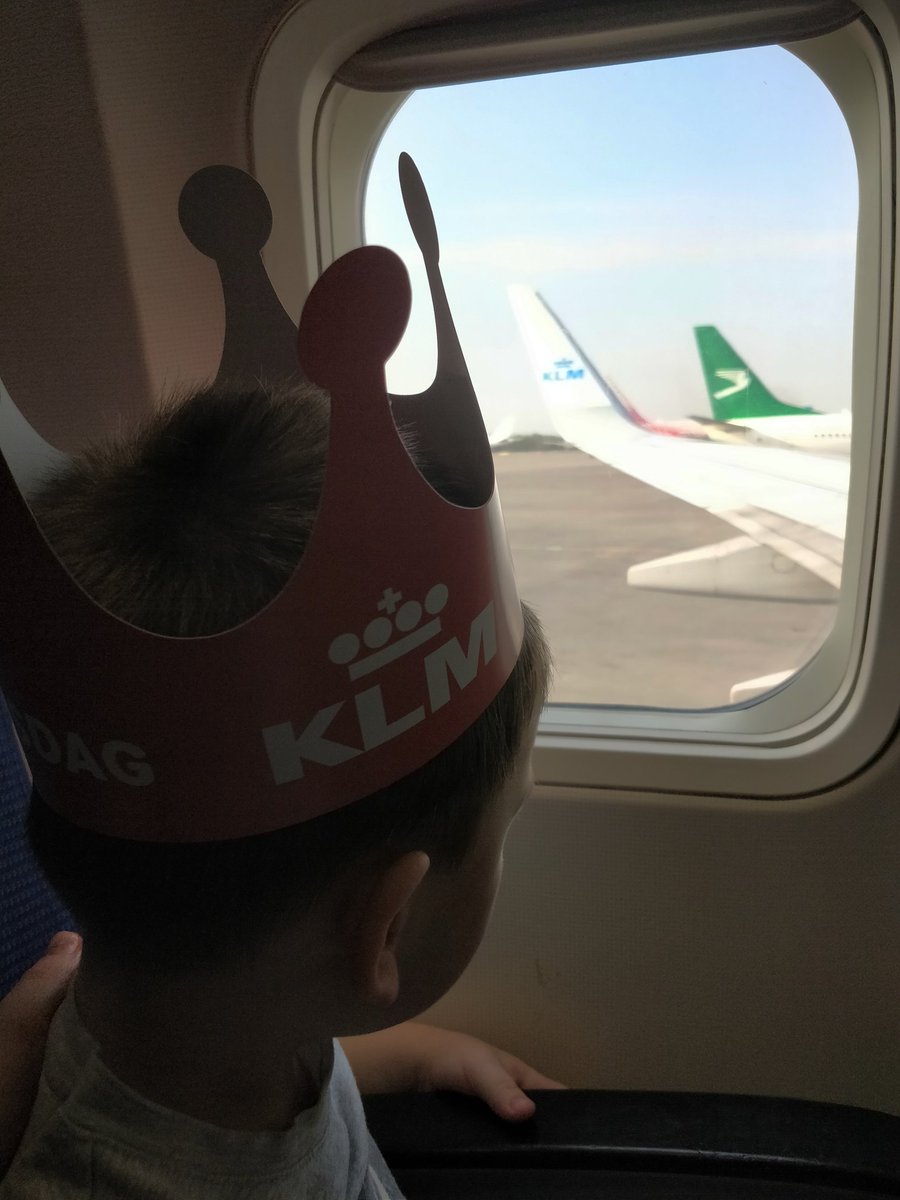 hellt_ru's tweet image. В день короля стойка KLM перекрасилась в оранжевый цвет. Зачёт @KLM. А вот Сбербанк в одностороннем порядке убрал безлимит на посещение бизнес лаунжей, и это, конечно, не зачёт.