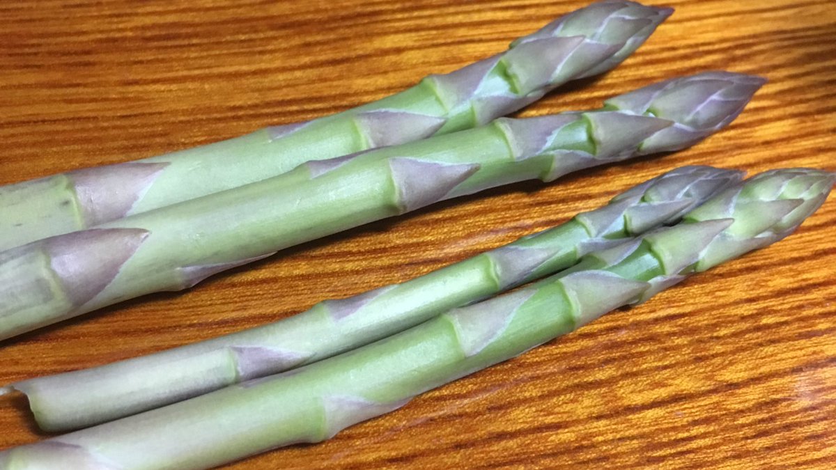 ごりらちゃん アスパラガスもぎって その場で食べてみました めっちゃ甘かったです 花山椒と 実山椒ももぎりました それも生で行けました なんとなく 実山椒のが ピリピリした様な 棘はやばかったですが 手が山椒の匂いになりました 笑