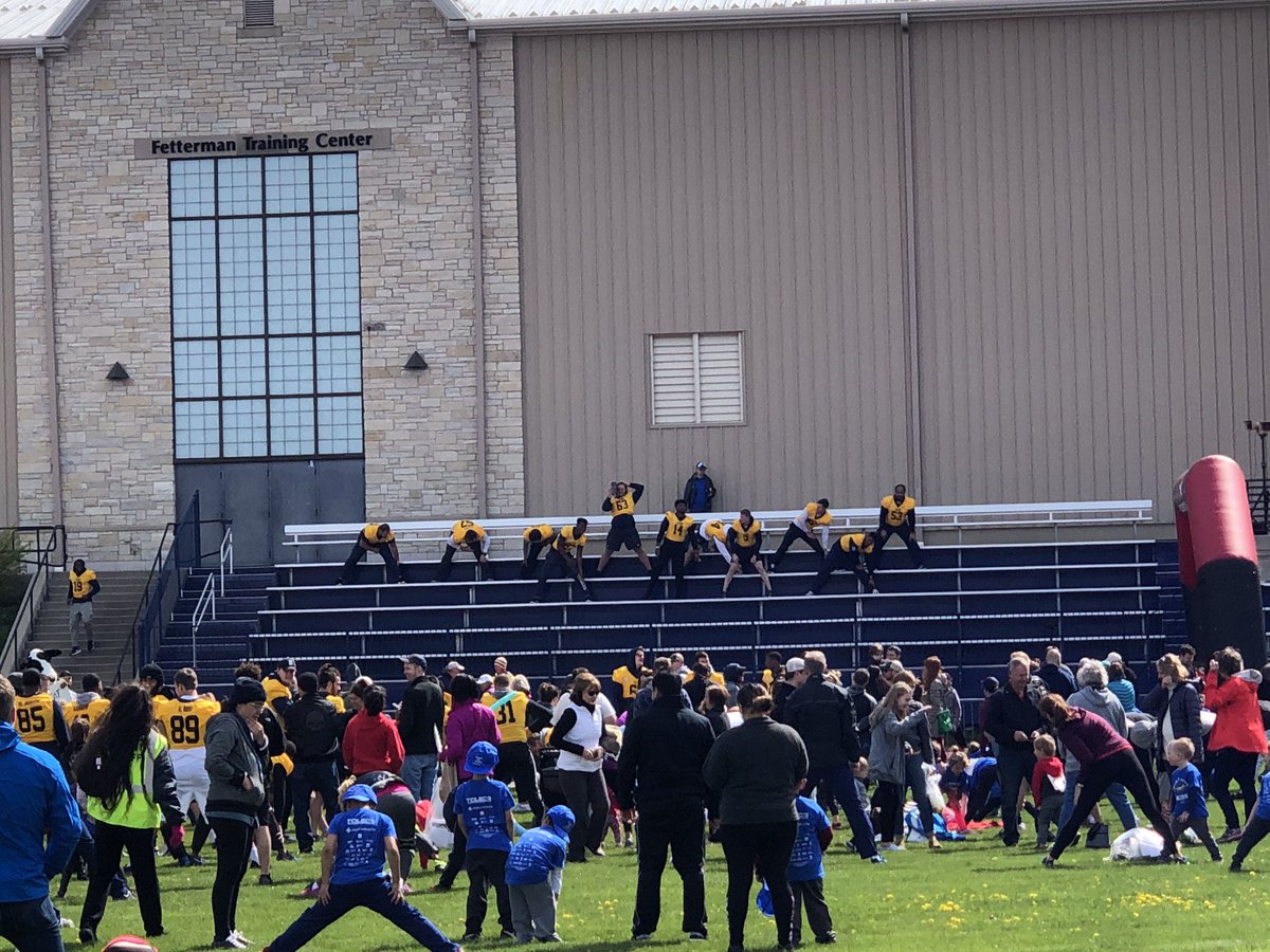 drew_terwill's tweet photo. @ToledoFB hanging out and leading warm ups at Kids Glass City Marathon #RocketNation๐ https://t.co/Wdx69v3Bev
