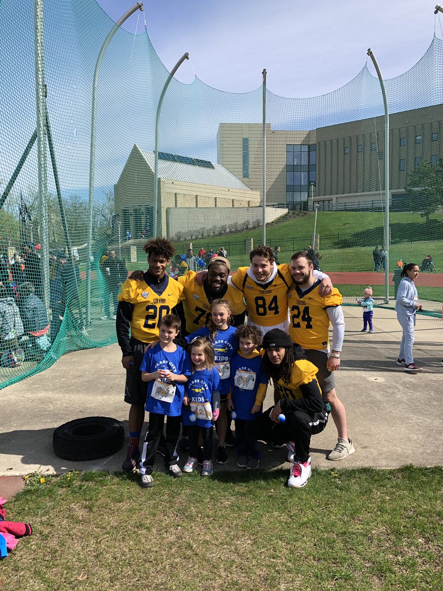 drew_terwill's tweet photo. @ToledoFB hanging out and leading warm ups at Kids Glass City Marathon #RocketNation๐ https://t.co/Wdx69v3Bev